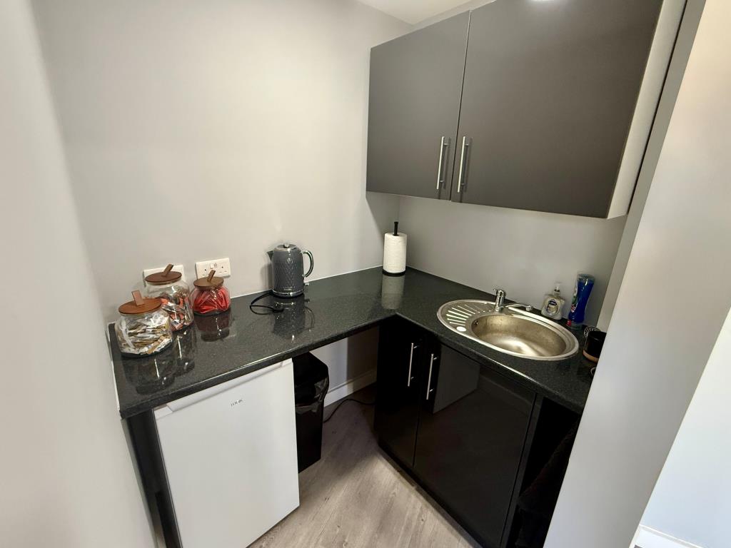 Lot: 75 - FREEHOLD REFURBISHED OFFICE WITH PARKING - Kitchen area